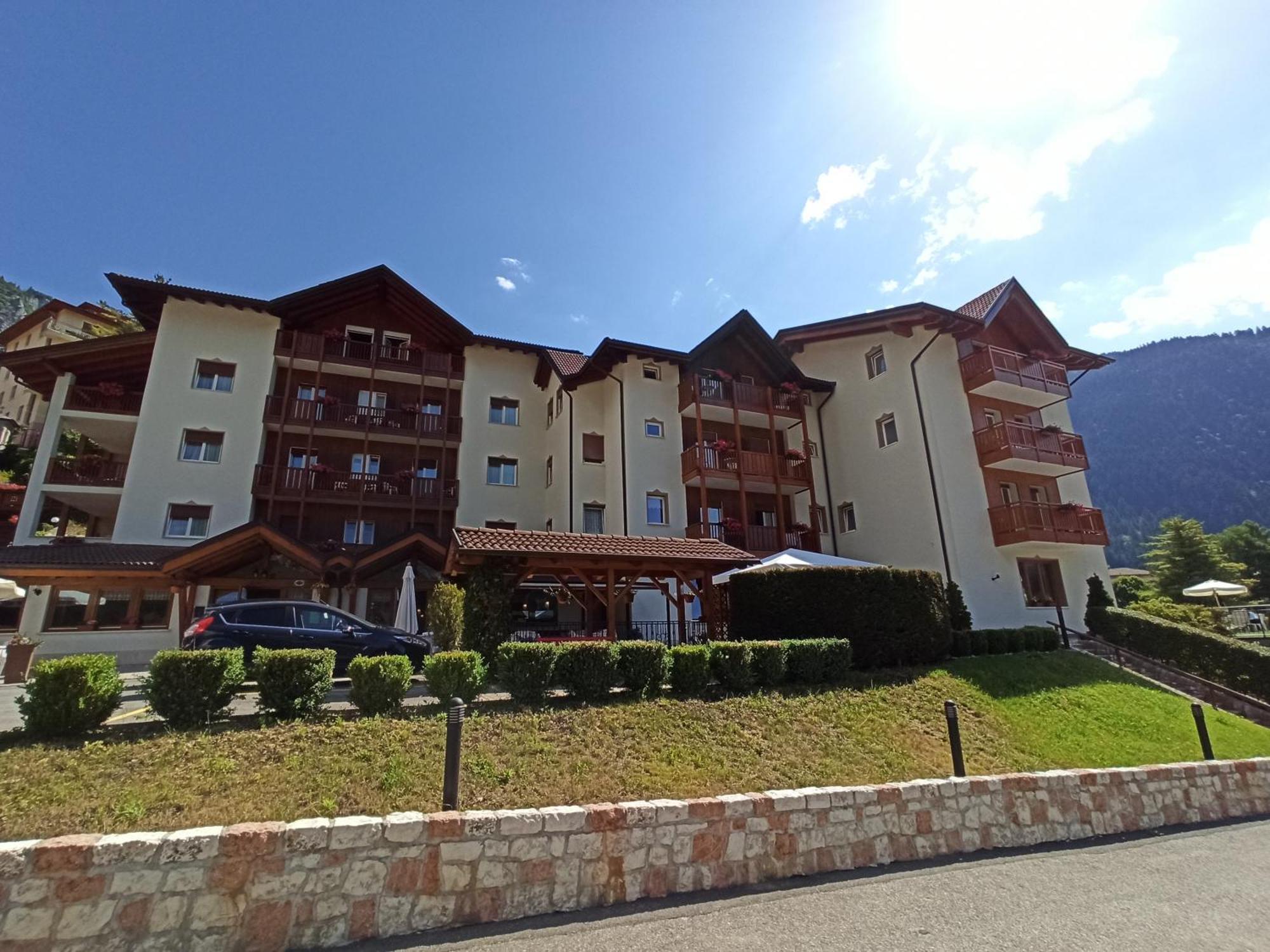 Hotel Zurigo Molveno Bagian luar foto