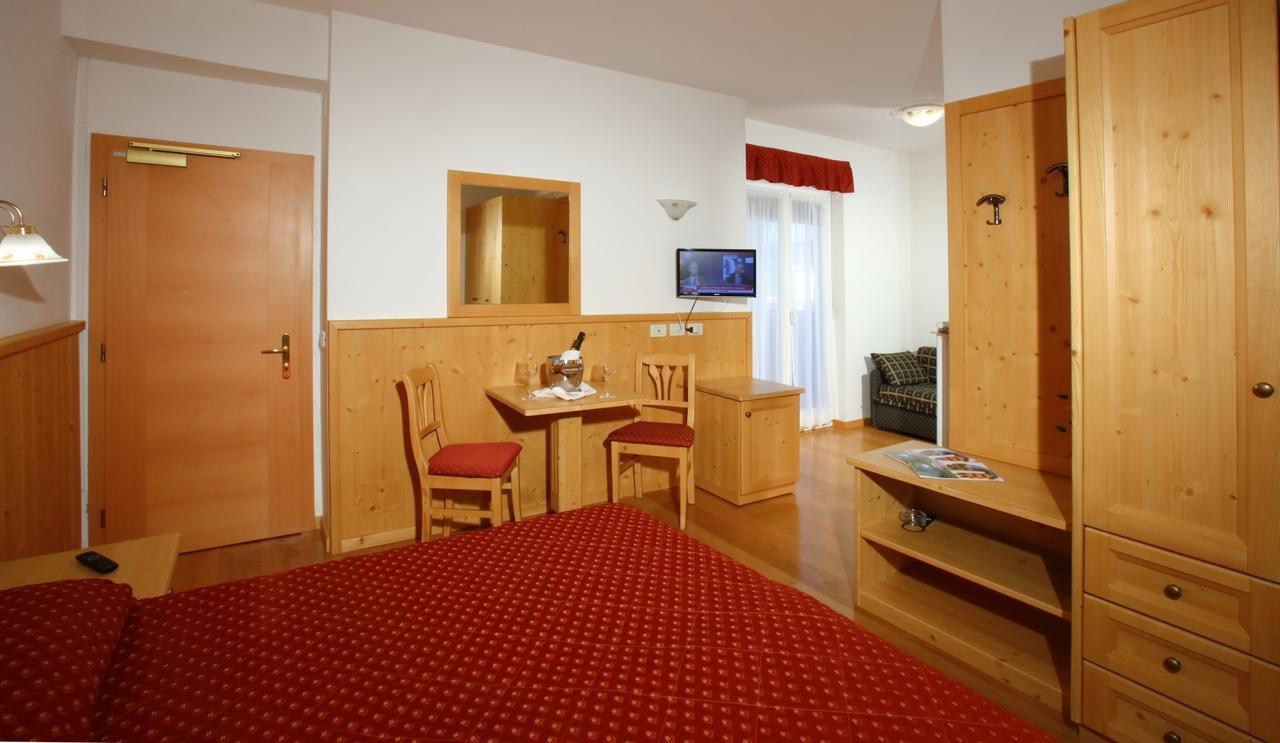 Hotel Zurigo Molveno Bagian luar foto