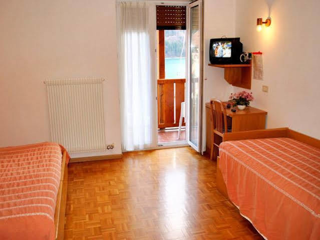 Hotel Zurigo Molveno Bagian luar foto