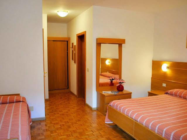 Hotel Zurigo Molveno Bagian luar foto