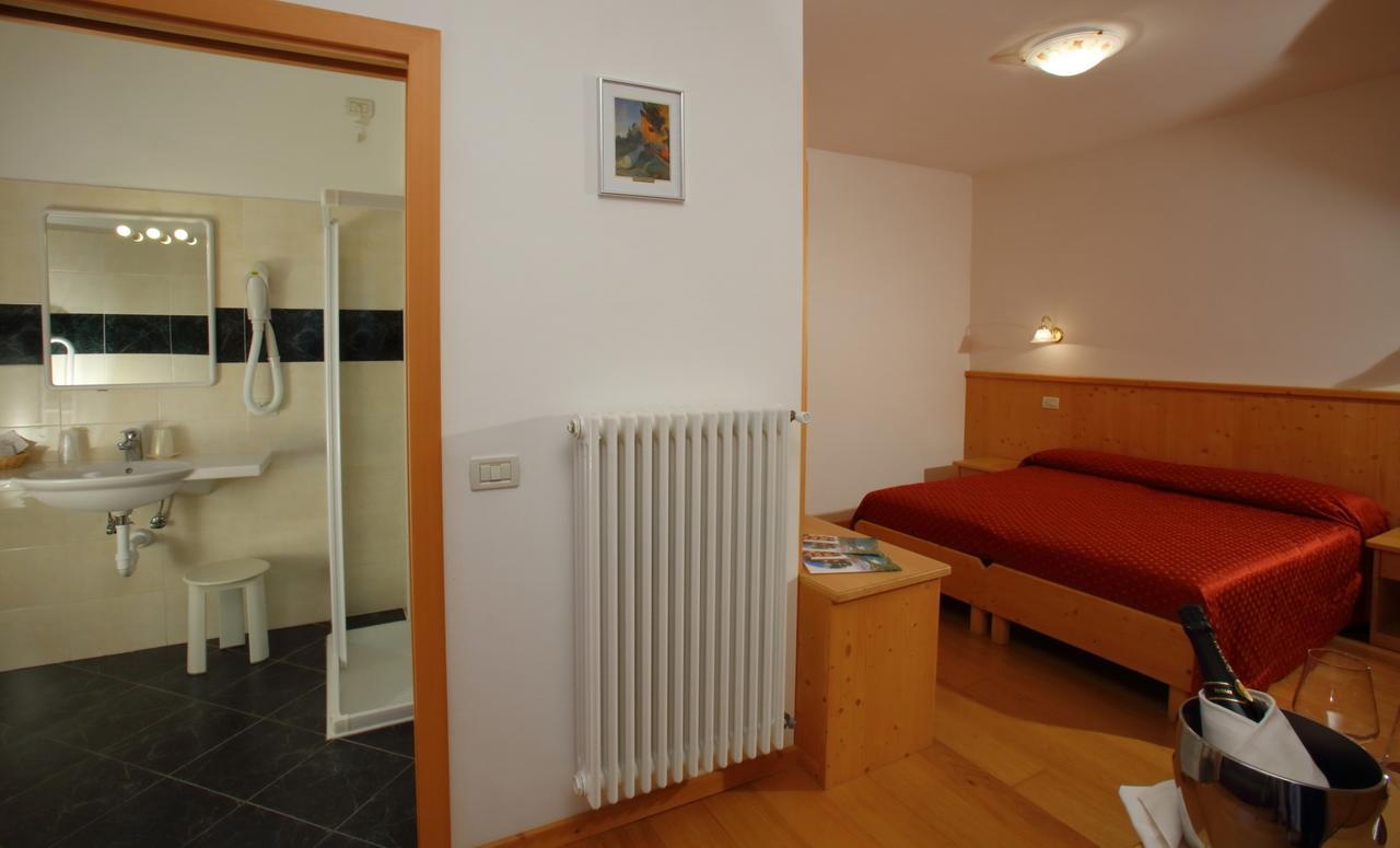 Hotel Zurigo Molveno Bagian luar foto