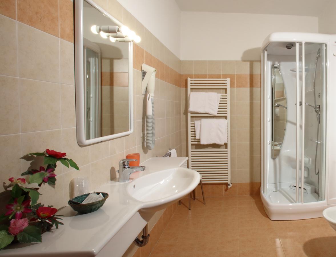 Hotel Zurigo Molveno Bagian luar foto
